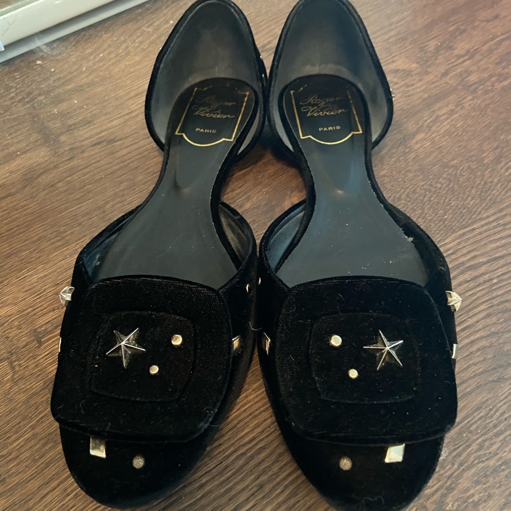 Roger Vivier Flat in black suede